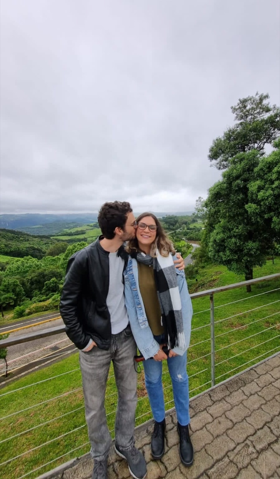 Lukas beijando Rafaela com vale verde ao fundo