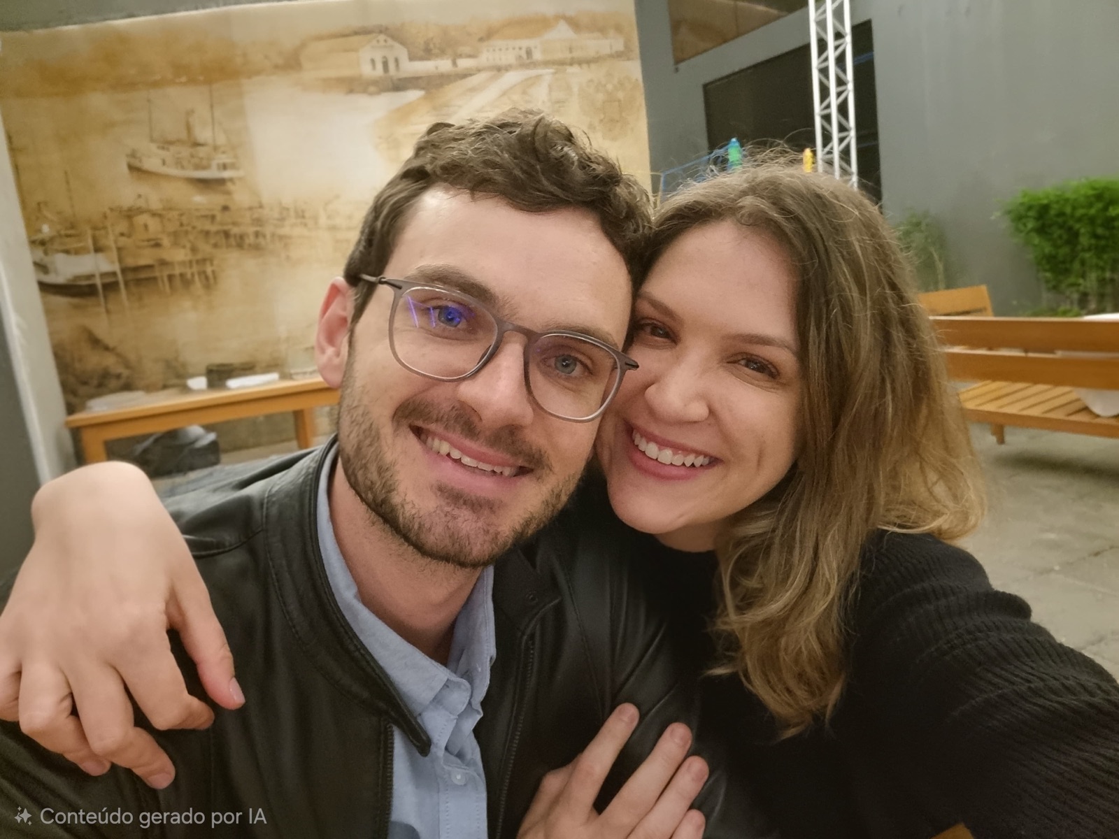 Selfie do casal sorrindo