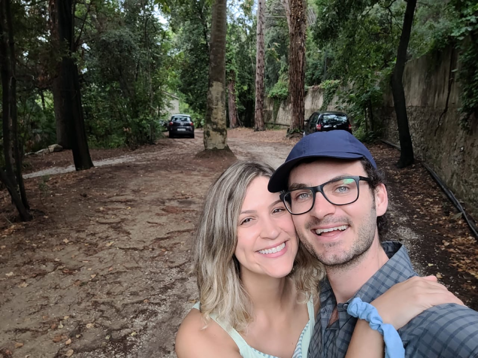 Selfie do casal em uma trilha na Itália
